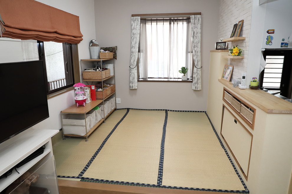 東京23区にある小さな北欧スタイルのおしゃれなリビング (ベージュの壁、畳、黄色い床) の写真