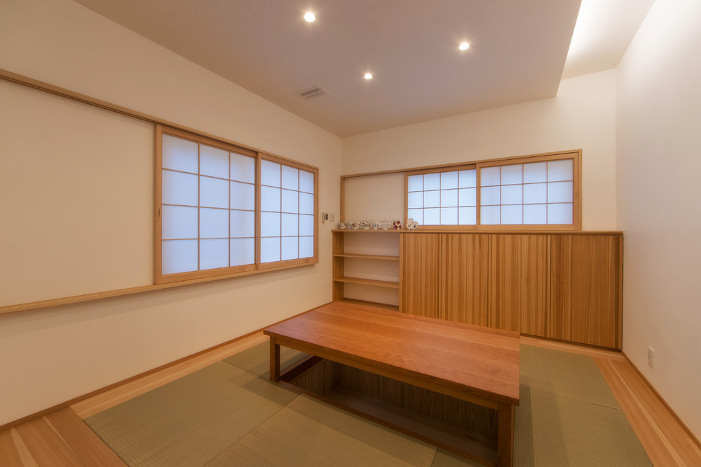 Inredning av ett asiatiskt separat vardagsrum, med ett finrum, vita väggar och tatamigolv