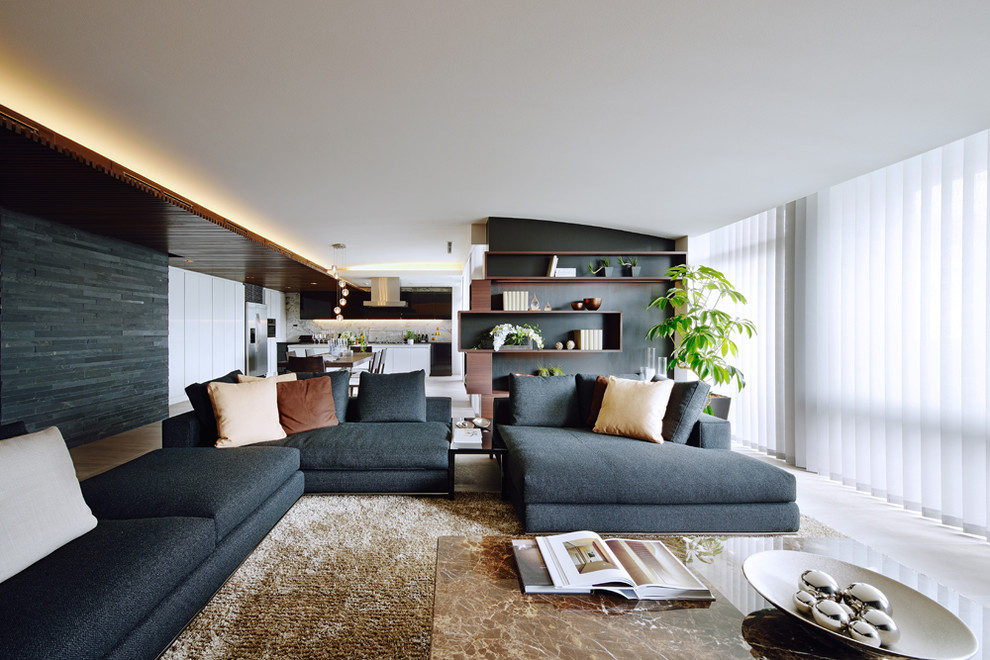 Стильный дизайн: открытая гостиная комната в современном стиле с черными стенами - последний тренд