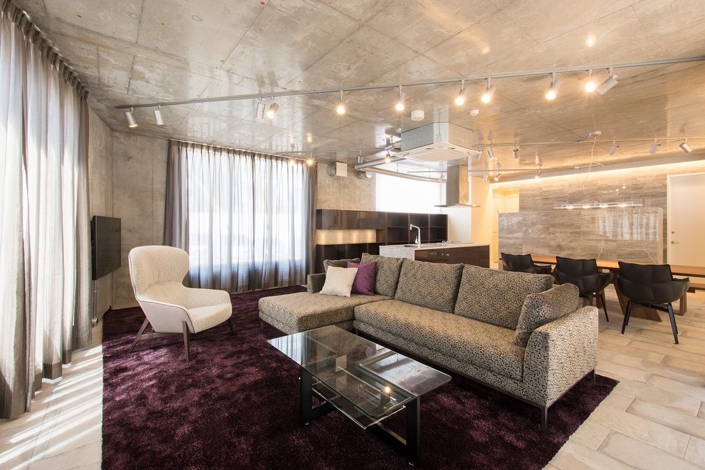 Foto de salón contemporáneo con paredes grises y suelo beige
