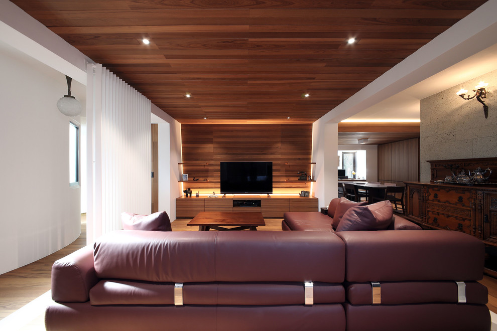 Idéer för ett mellanstort modernt allrum med öppen planlösning, med vita väggar, plywoodgolv, en fristående TV och brunt golv