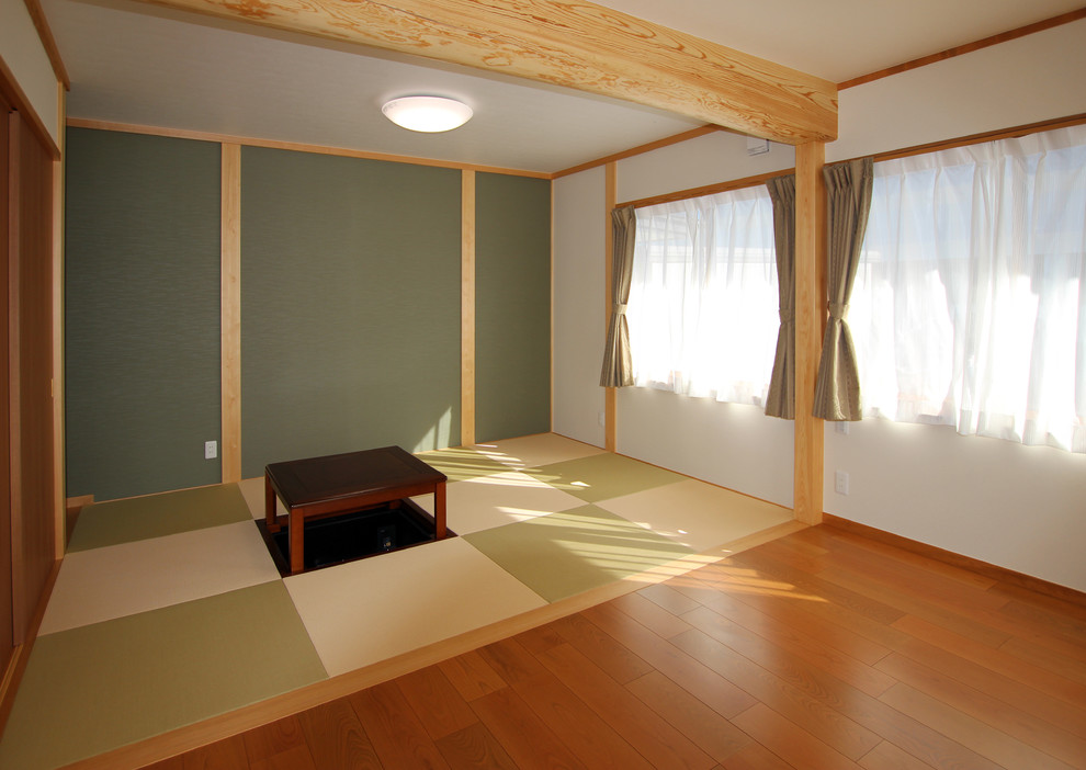 Пример оригинального дизайна: маленькая парадная, открытая гостиная комната в восточном стиле с белыми стенами, татами и зеленым полом для на участке и в саду
