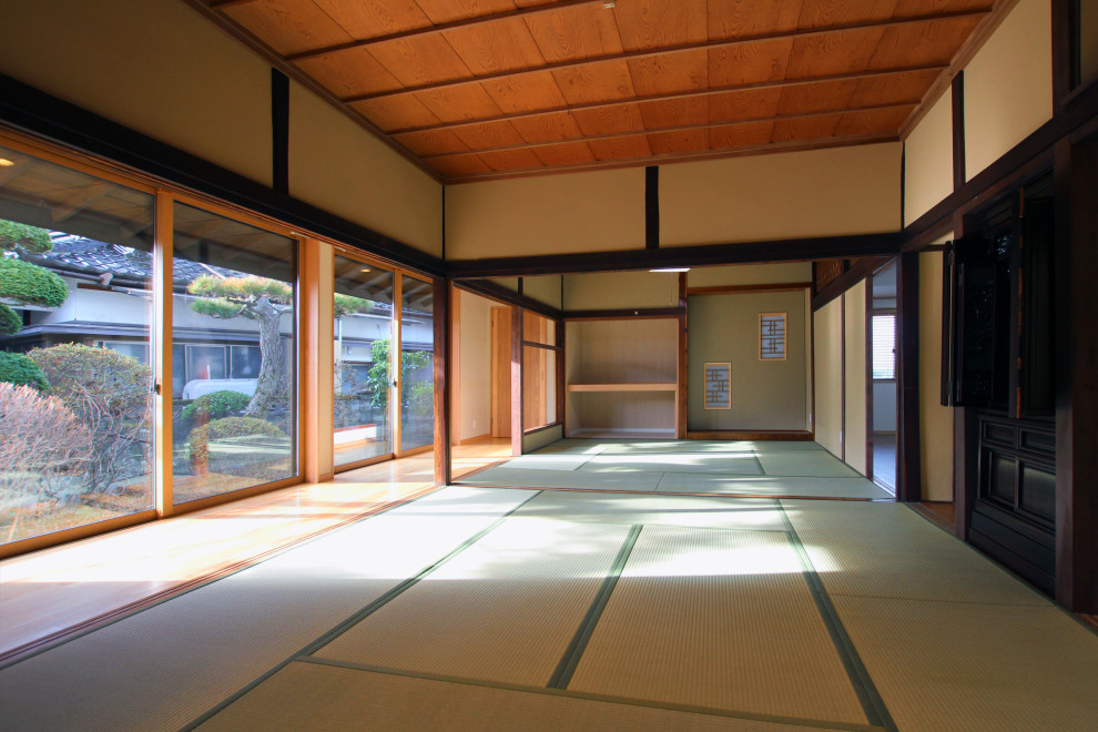 Foto de salón para visitas cerrado asiático de tamaño medio sin chimenea y televisor con paredes beige, tatami y suelo verde