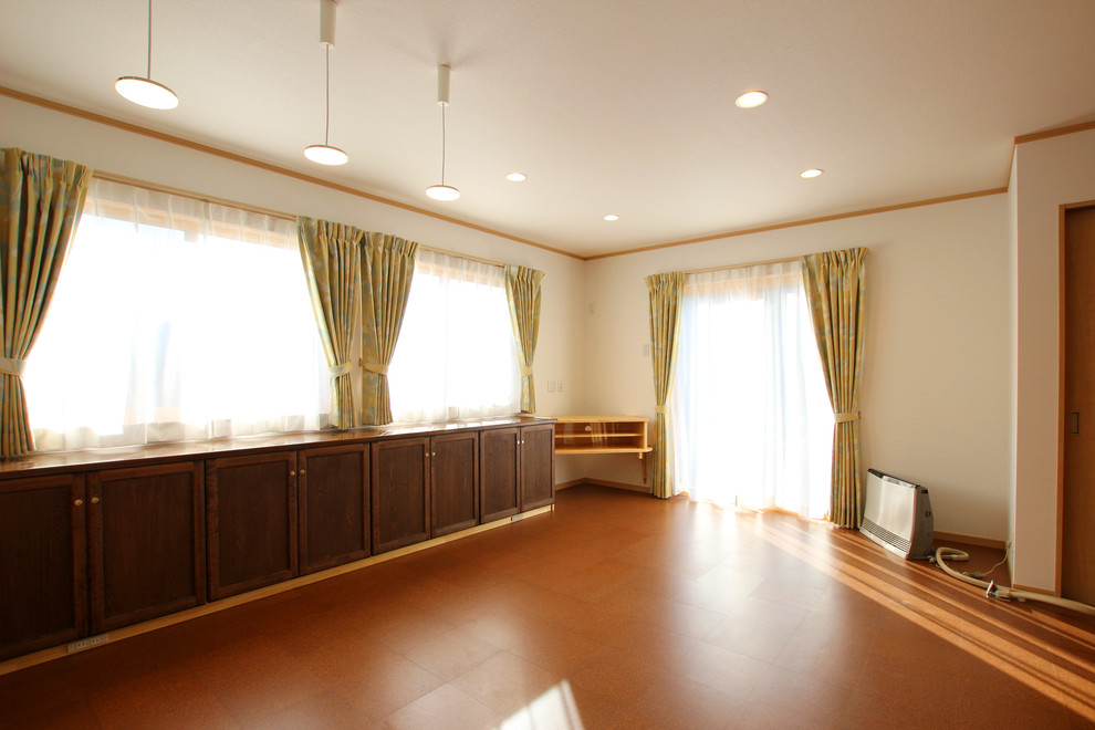 Ispirazione per un piccolo soggiorno moderno aperto con sala formale, pareti bianche, pavimento in sughero e pavimento marrone