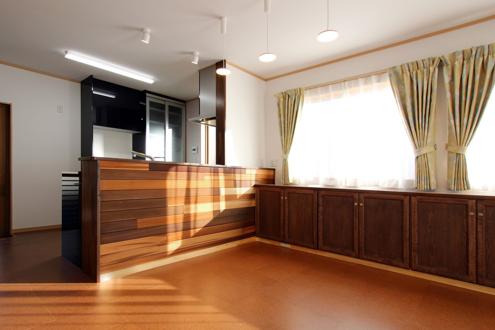 Idee per un piccolo soggiorno moderno aperto con sala formale, pareti bianche, pavimento in sughero e pavimento marrone