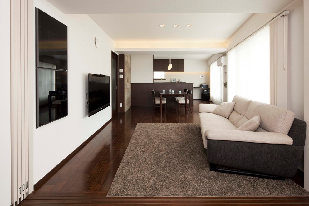 Idee per un soggiorno contemporaneo con TV a parete e soffitto ribassato