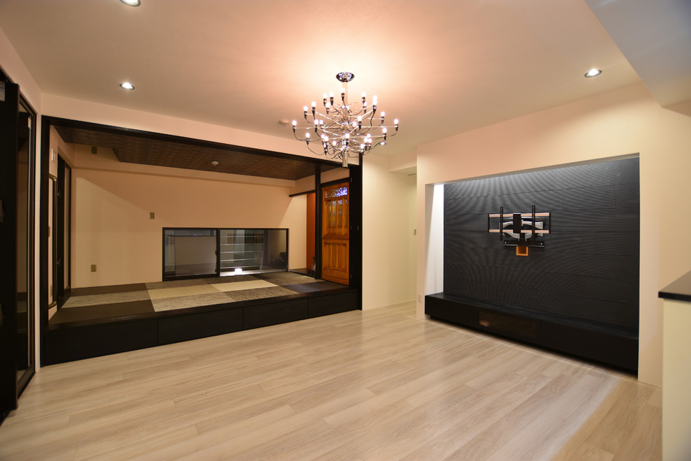 Offenes Modernes Wohnzimmer ohne Kamin mit weißer Wandfarbe, Sperrholzboden, TV-Wand und weißem Boden in Sonstige