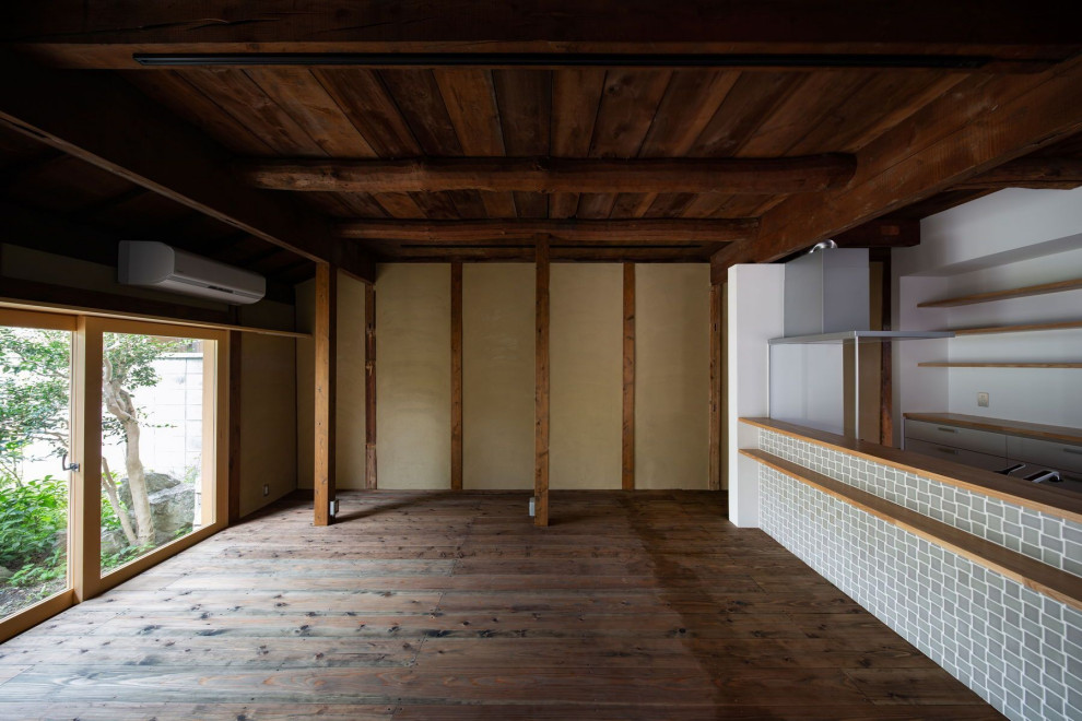 Mittelgroßes, Fernseherloses, Offenes Klassisches Wohnzimmer ohne Kamin mit brauner Wandfarbe, braunem Holzboden und braunem Boden in Sonstige