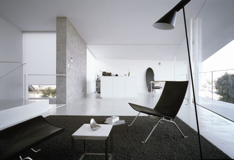 Diseño de salón abierto moderno con paredes blancas