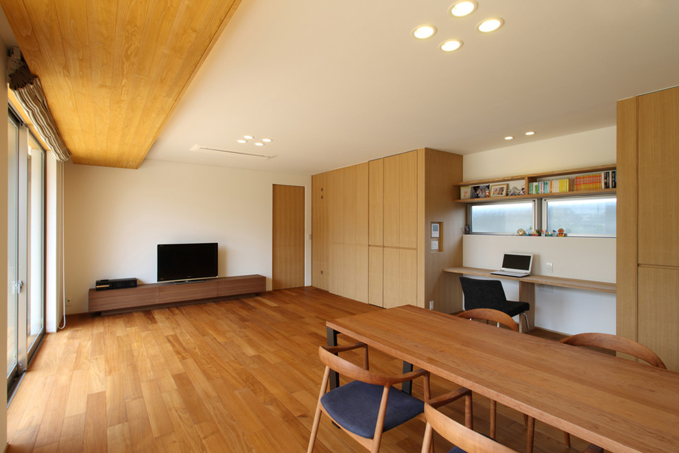 Foto di un soggiorno etnico aperto con pareti bianche, parquet chiaro e pavimento marrone