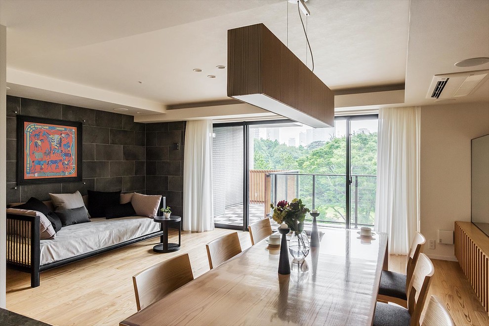Imagen de salón moderno sin chimenea con paredes multicolor, suelo de madera clara y suelo beige
