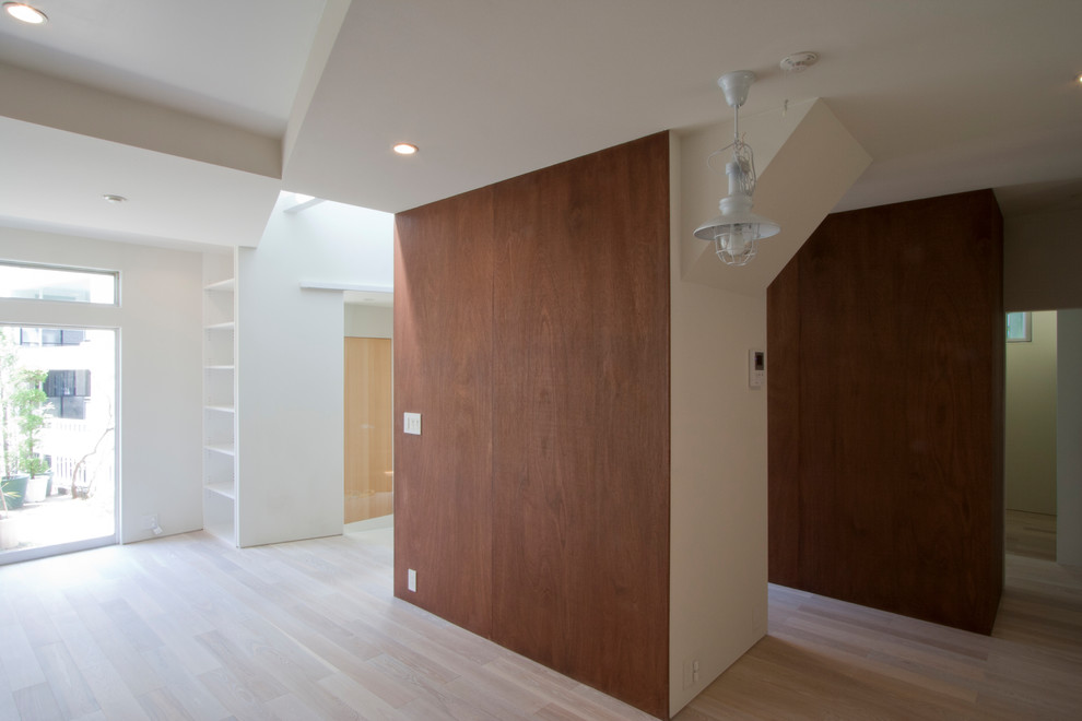 Bild på ett mellanstort funkis allrum med öppen planlösning, med ett finrum, bruna väggar, plywoodgolv, en fristående TV och vitt golv