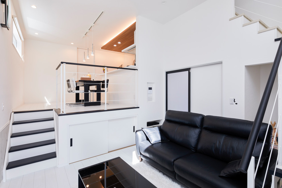 Offenes Modernes Wohnzimmer mit weißer Wandfarbe, Sperrholzboden, TV-Wand und weißem Boden in Nagoya