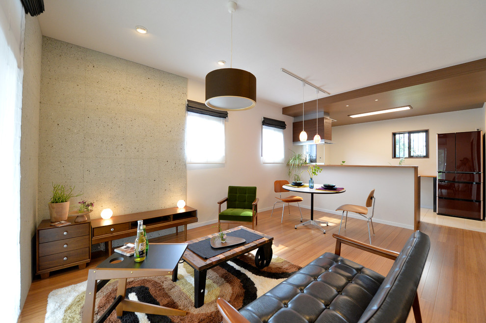 Foto di un soggiorno etnico aperto con pareti multicolore, pavimento in legno massello medio e pavimento marrone