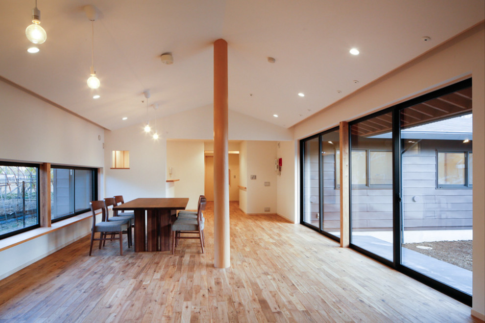 Foto de salón abierto escandinavo grande con paredes blancas y suelo de madera en tonos medios