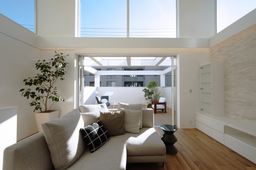 Пример оригинального дизайна: открытая, парадная гостиная комната среднего размера в стиле модернизм с белыми стенами без камина, телевизора