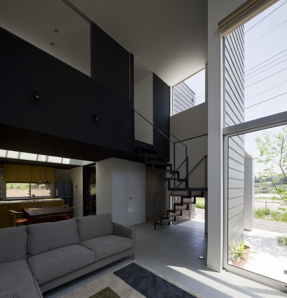 Источник вдохновения для домашнего уюта: открытая гостиная комната среднего размера в стиле модернизм с разноцветными стенами, полом из керамической плитки, отдельно стоящим телевизором и серым полом