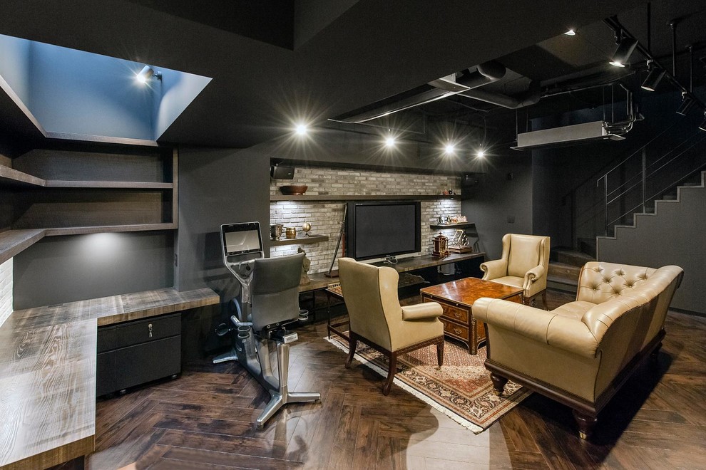 Идея дизайна: открытая гостиная комната в стиле фьюжн с серыми стенами, темным паркетным полом, телевизором на стене и коричневым полом без камина