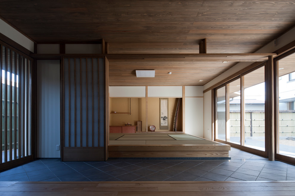 Imagen de sala de estar de estilo zen sin televisor con paredes blancas