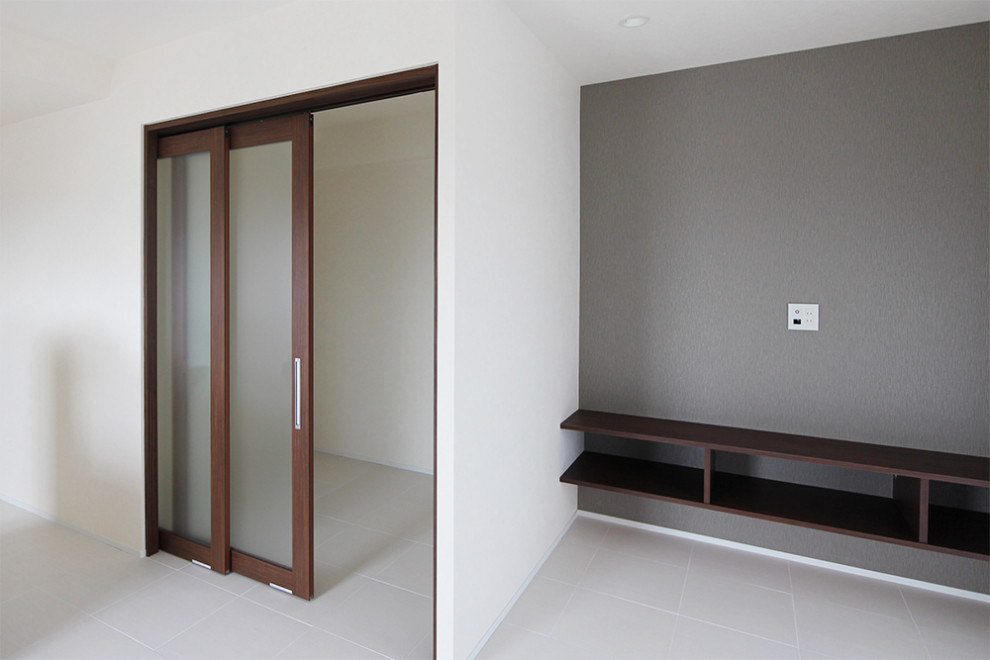 Idee per un soggiorno minimalista di medie dimensioni e aperto con pareti grigie, pavimento con piastrelle in ceramica, TV a parete e pavimento bianco