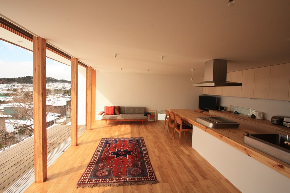 Asiatisches Wohnzimmer mit weißer Wandfarbe, braunem Holzboden und braunem Boden in Sonstige