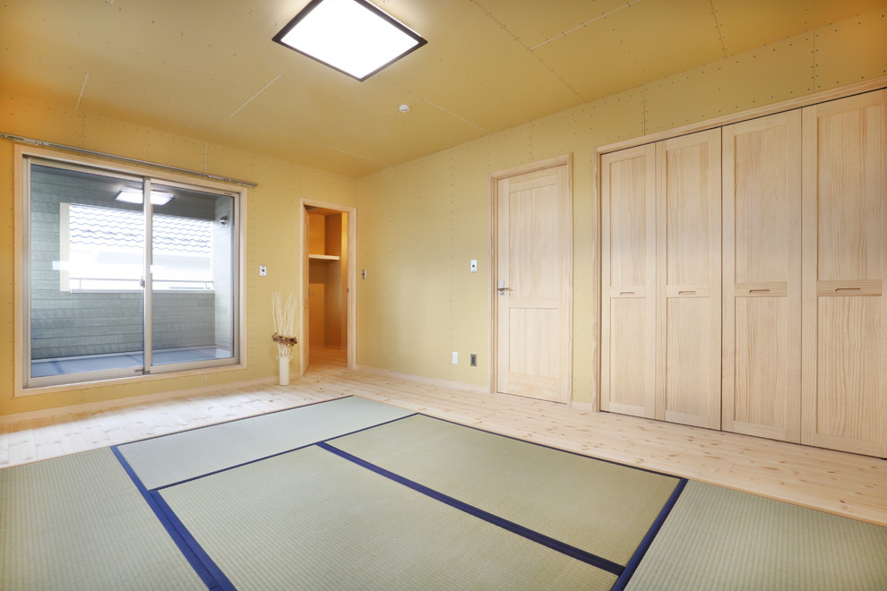 Inspiration för asiatiska vardagsrum, med gula väggar, tatamigolv och grönt golv