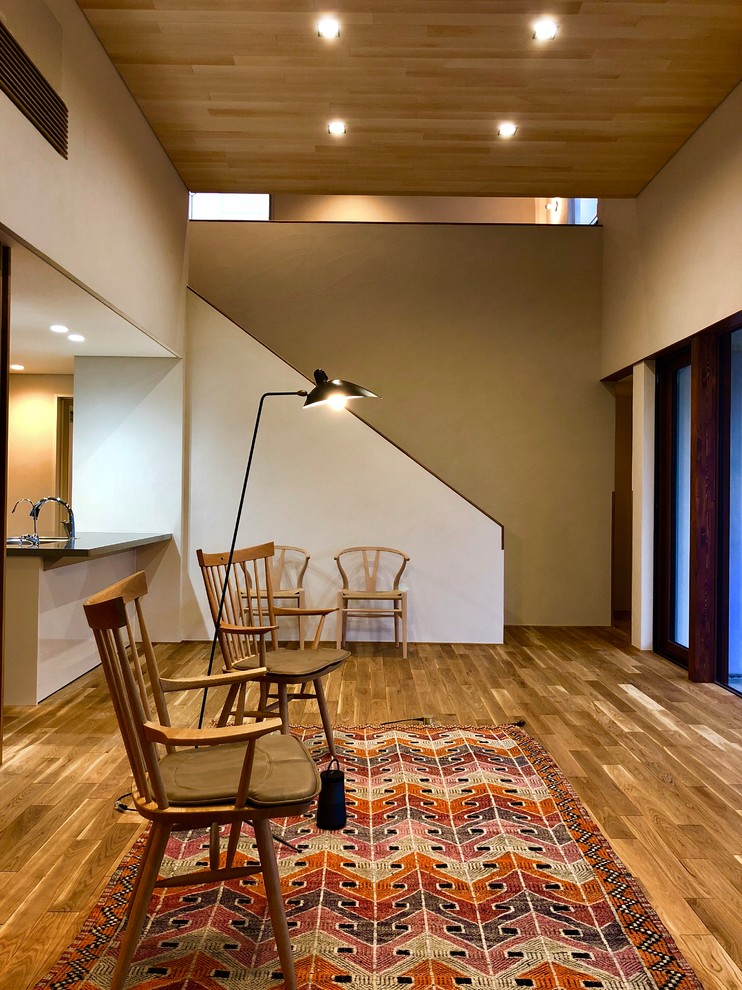 Mittelgroßes, Offenes Asiatisches Wohnzimmer mit weißer Wandfarbe, braunem Holzboden, braunem Boden und Holzdecke in Sonstige