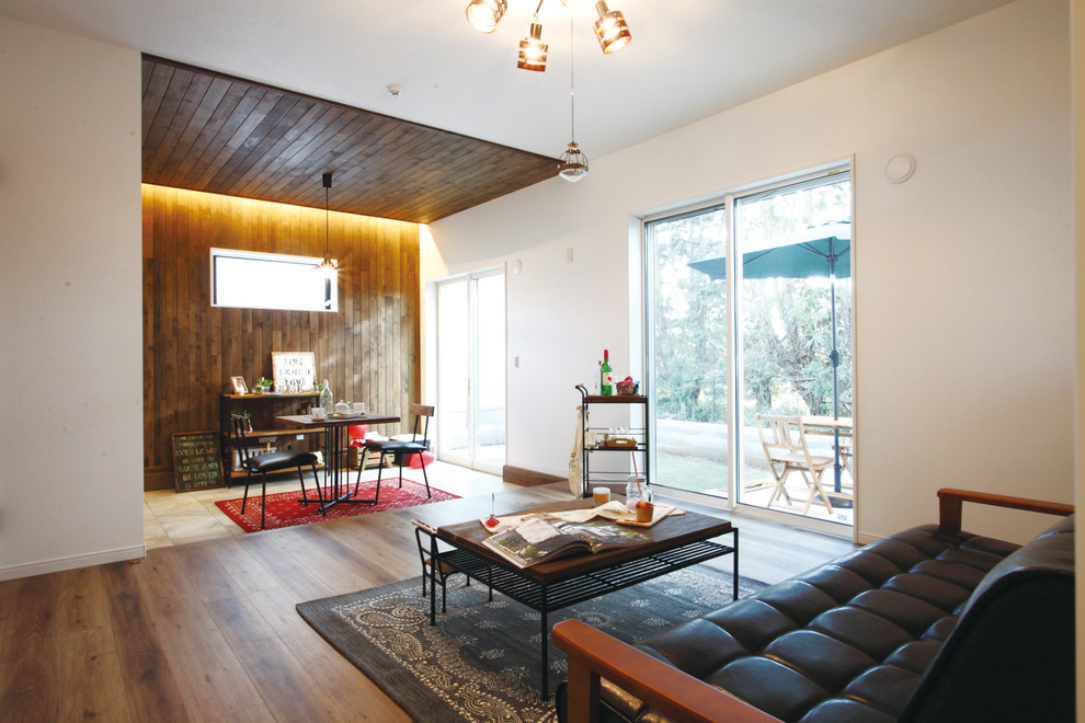 Foto de salón abierto de estilo zen con paredes multicolor, suelo de contrachapado y suelo marrón