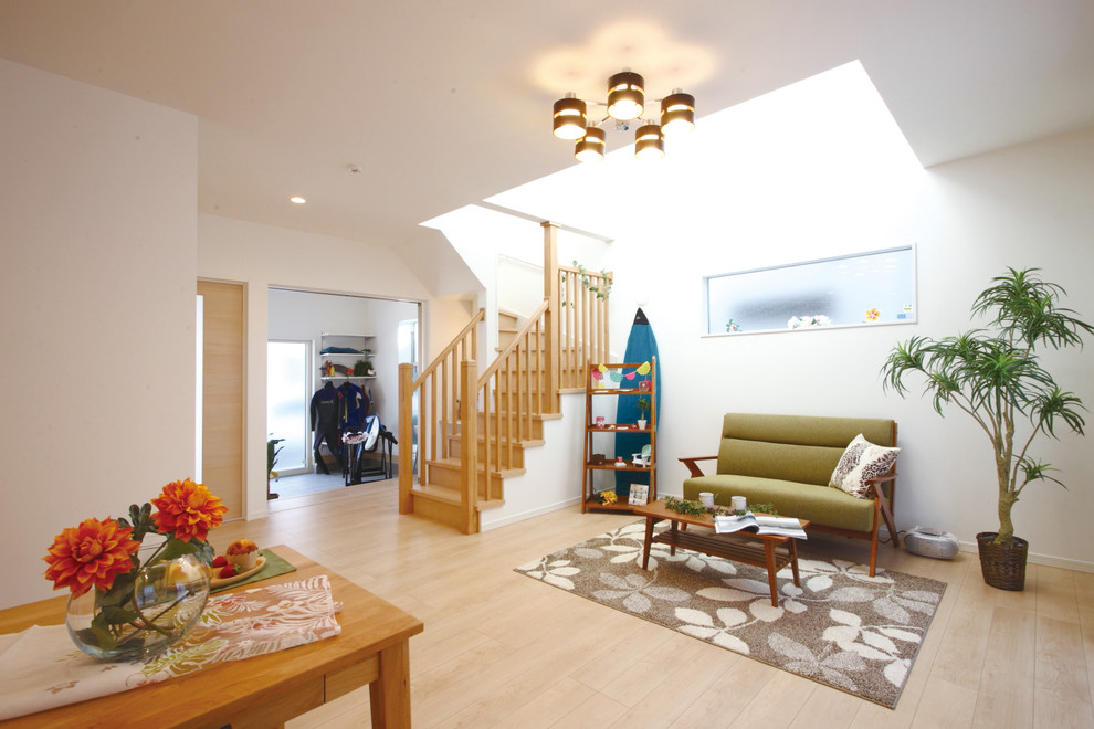 Foto di un soggiorno stile marino aperto con pareti bianche, pavimento in compensato e pavimento beige