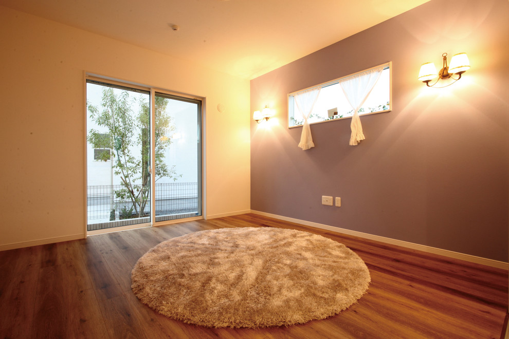 Идея дизайна: изолированная гостиная комната в стиле шебби-шик с разноцветными стенами, полом из фанеры и коричневым полом