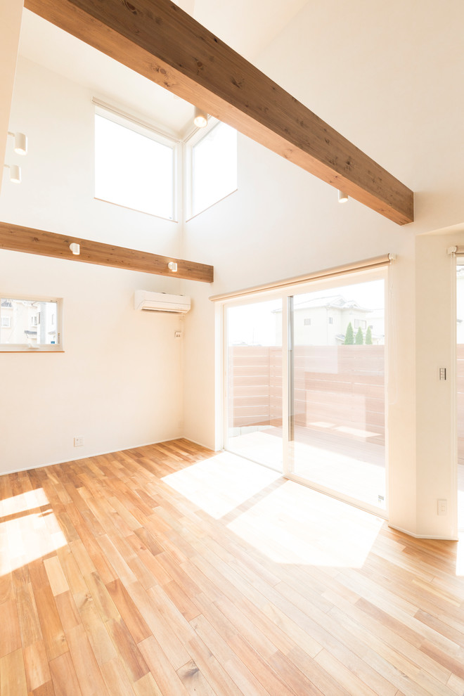 Foto de salón abierto minimalista con suelo de madera en tonos medios, papel pintado y papel pintado