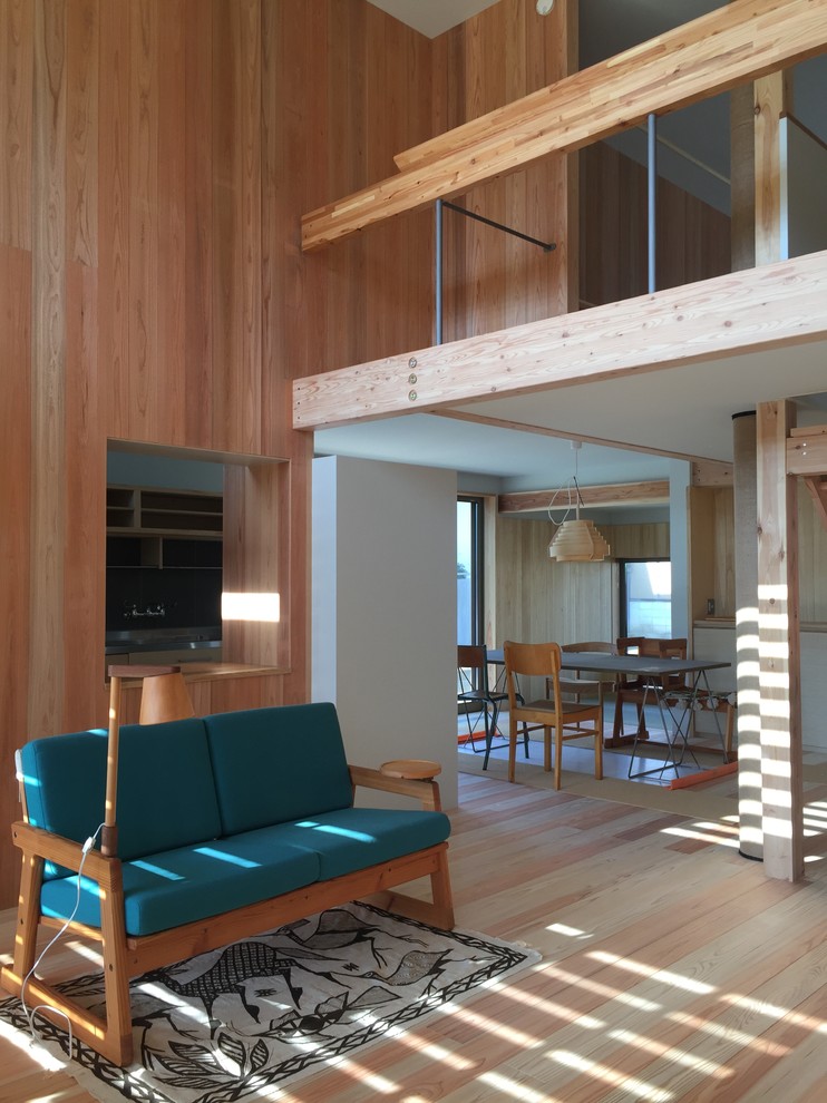 Источник вдохновения для домашнего уюта: открытая гостиная комната среднего размера в стиле модернизм с коричневыми стенами, светлым паркетным полом и бежевым полом