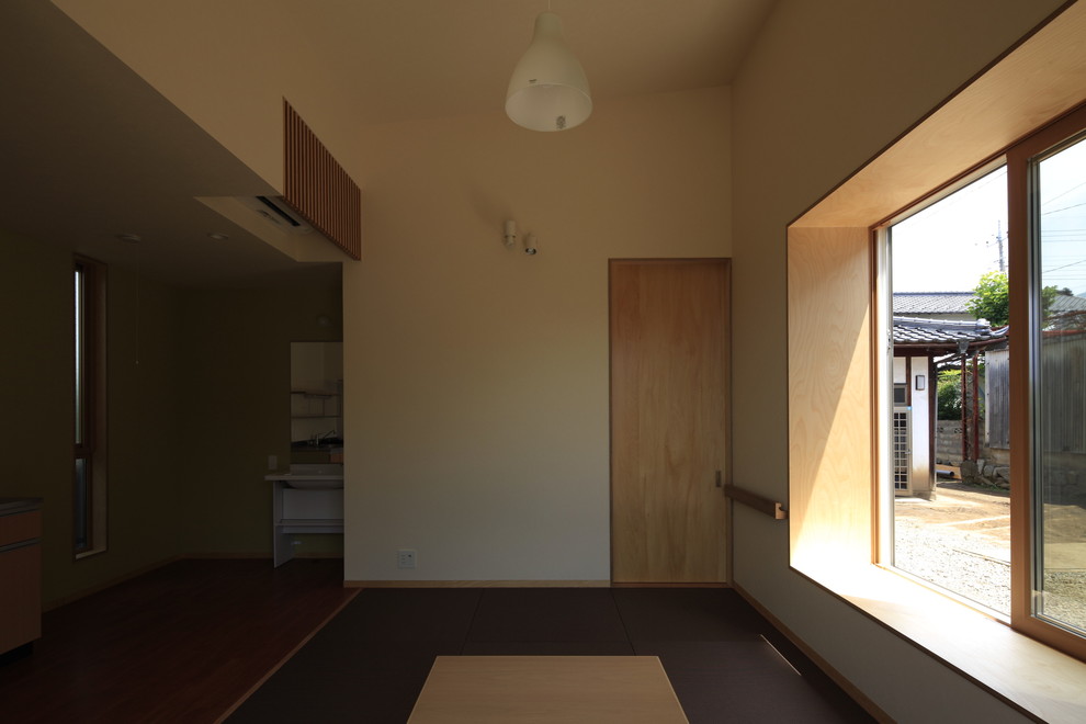 Asiatisk inredning av ett allrum med öppen planlösning, med beige väggar och tatamigolv