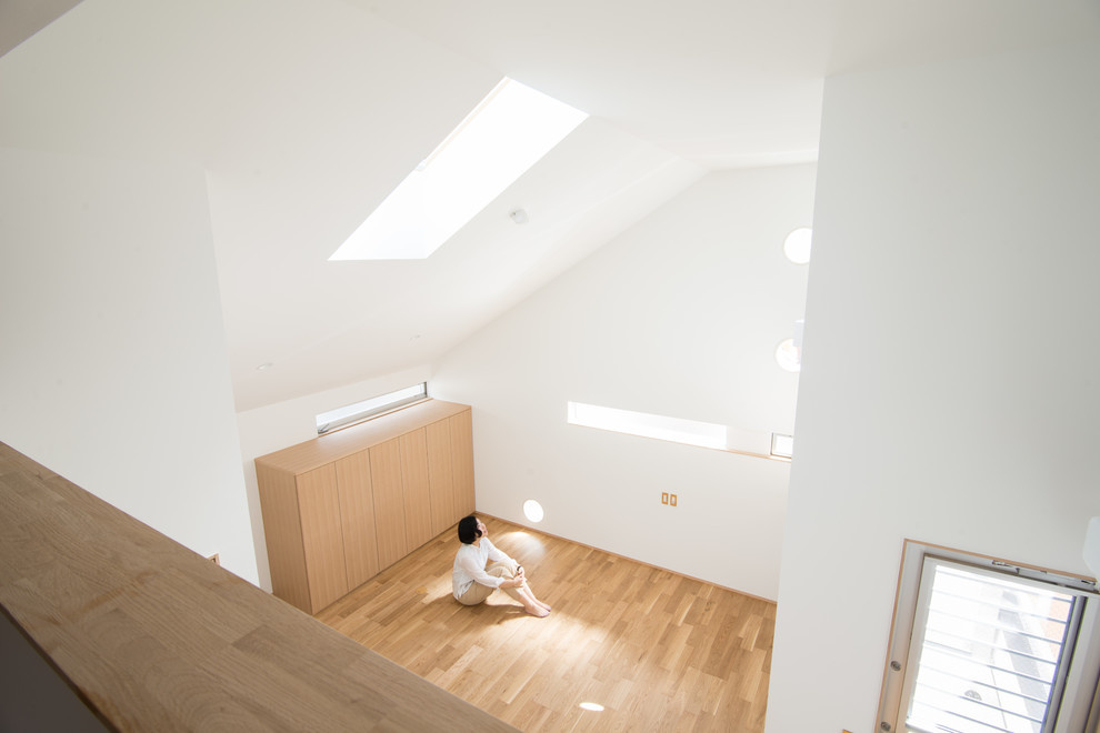 Свежая идея для дизайна: открытая гостиная комната в скандинавском стиле с белыми стенами, полом из фанеры и бежевым полом - отличное фото интерьера