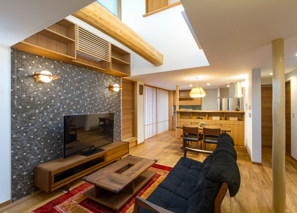 Exemple d'un salon moderne de taille moyenne et ouvert avec un mur blanc, un sol en bois brun, aucune cheminée, un sol marron, un plafond en papier peint et du papier peint.