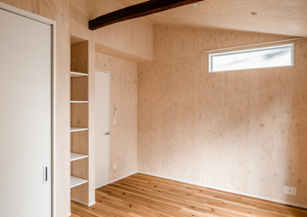 На фото: открытая гостиная комната среднего размера в скандинавском стиле с бежевыми стенами, паркетным полом среднего тона, коричневым полом, балками на потолке и деревянными стенами