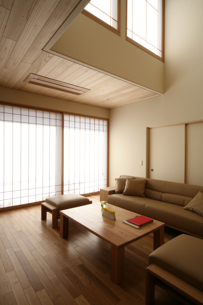 Design ideas for a world-inspired living room in Kyoto with brown walls, medium hardwood flooring and brown floors.