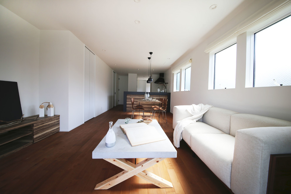 名古屋にある北欧スタイルのおしゃれなLDK (白い壁、無垢フローリング、据え置き型テレビ、茶色い床) の写真