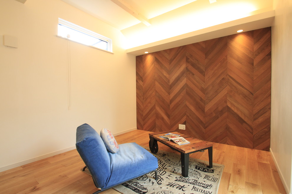 Diseño de salón nórdico con paredes marrones y suelo de madera clara