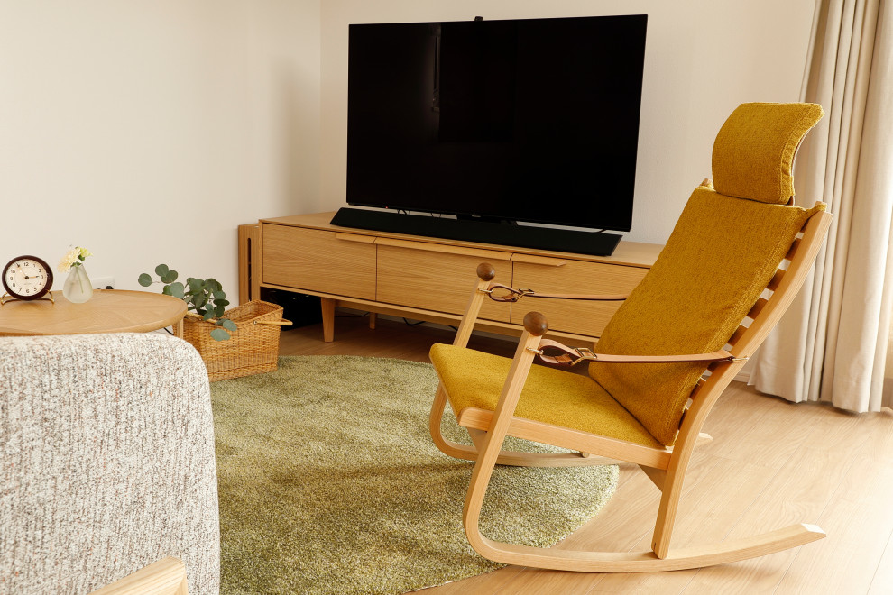 Idee per un soggiorno moderno di medie dimensioni con pareti bianche, pavimento in compensato e pavimento beige