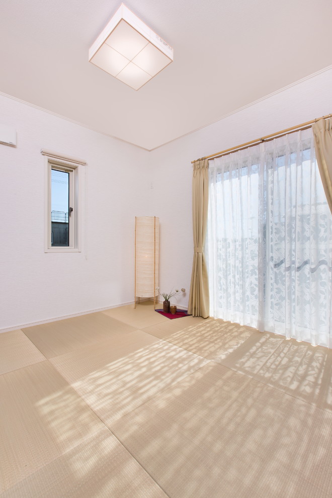Offenes Nordisches Wohnzimmer mit beiger Wandfarbe und Tatami-Boden in Sonstige