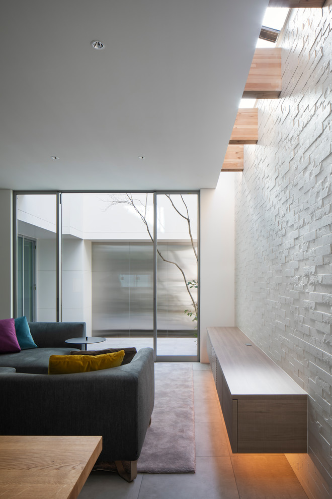 Mittelgroßes, Offenes Modernes Wohnzimmer ohne Kamin mit weißer Wandfarbe, Porzellan-Bodenfliesen, freistehendem TV und grauem Boden in Osaka