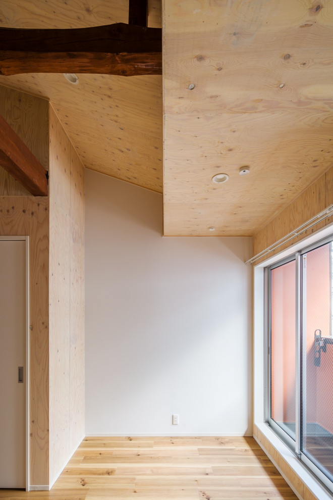 На фото: двухуровневая гостиная комната среднего размера в скандинавском стиле с бежевыми стенами, паркетным полом среднего тона, бежевым полом, деревянными стенами и балками на потолке без камина