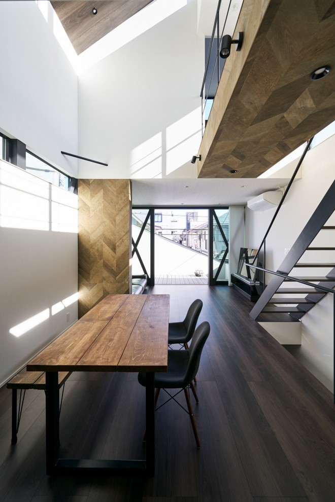 Ejemplo de salón moderno con paredes blancas, suelo de madera oscura y suelo marrón