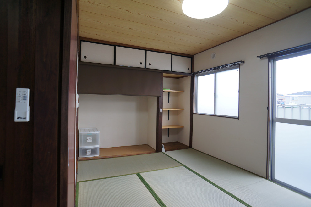 Imagen de salón cerrado nórdico de tamaño medio sin chimenea con paredes blancas y tatami