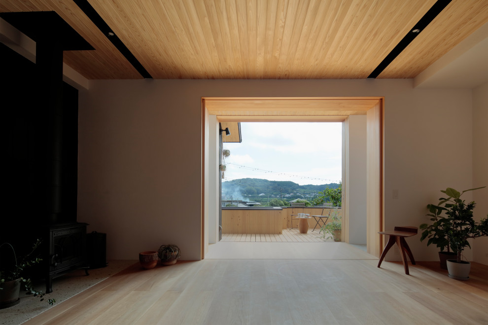 Источник вдохновения для домашнего уюта: гостиная комната в стиле модернизм с стандартным камином и фасадом камина из плитки
