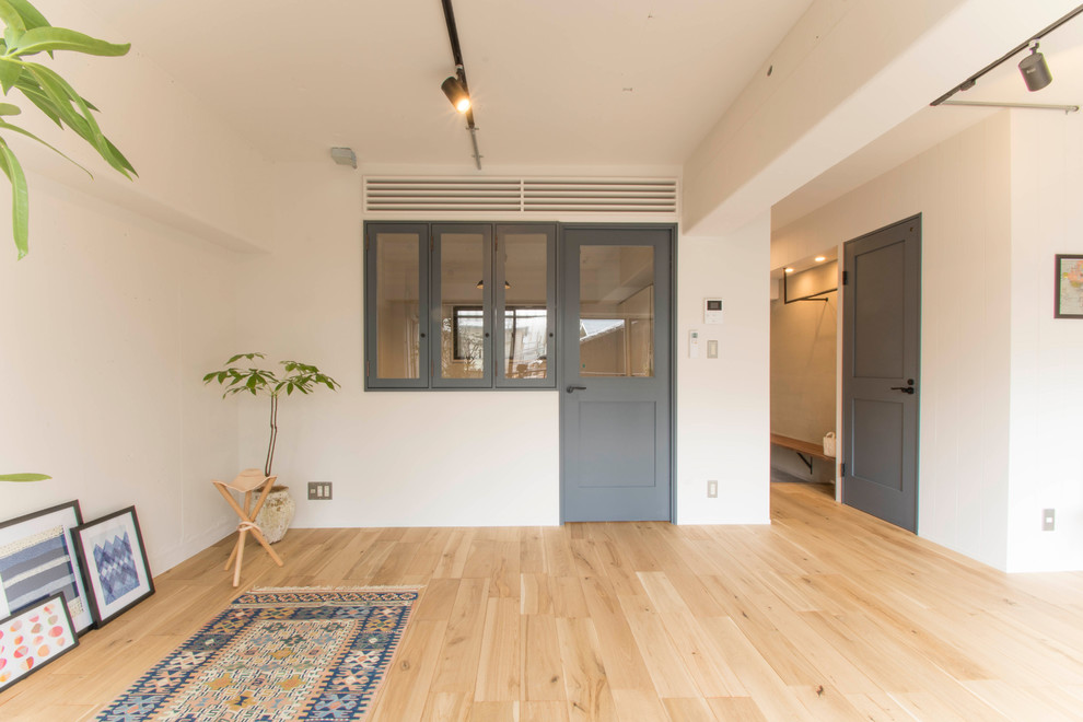 Living room - small scandinavian light wood floor and brown floor living room idea in Tokyo with white walls