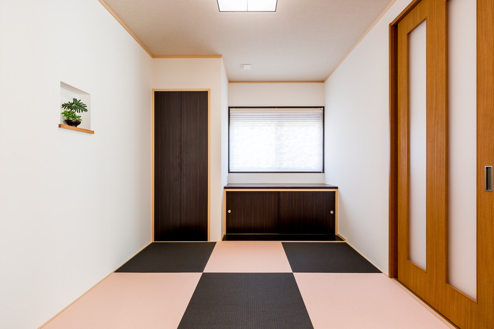 Exemple d'un salon moderne de taille moyenne et ouvert avec un mur blanc, un sol en contreplaqué et un sol beige.