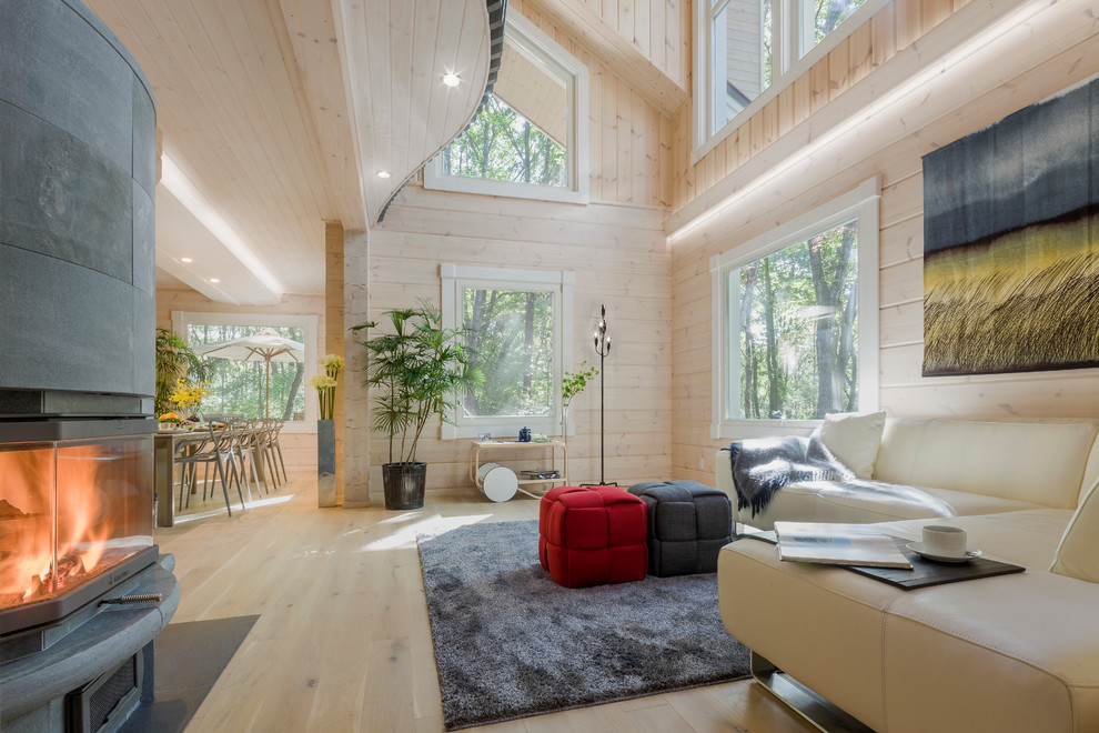 Идея дизайна: открытая гостиная комната в скандинавском стиле с горизонтальным камином и бежевыми стенами без телевизора