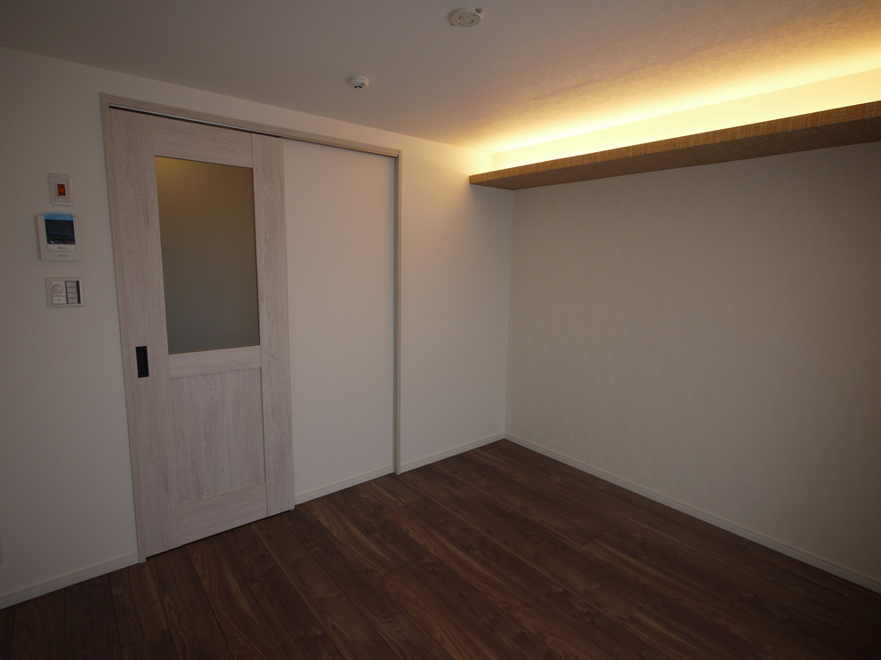 Ejemplo de salón con barra de bar cerrado romántico con paredes blancas y suelo de madera oscura